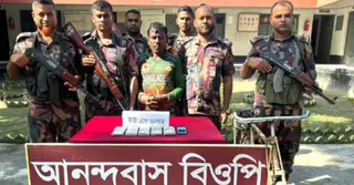 মেহেরপুরে মার্কিন ডলারসহ চোরাকারবারি আটক